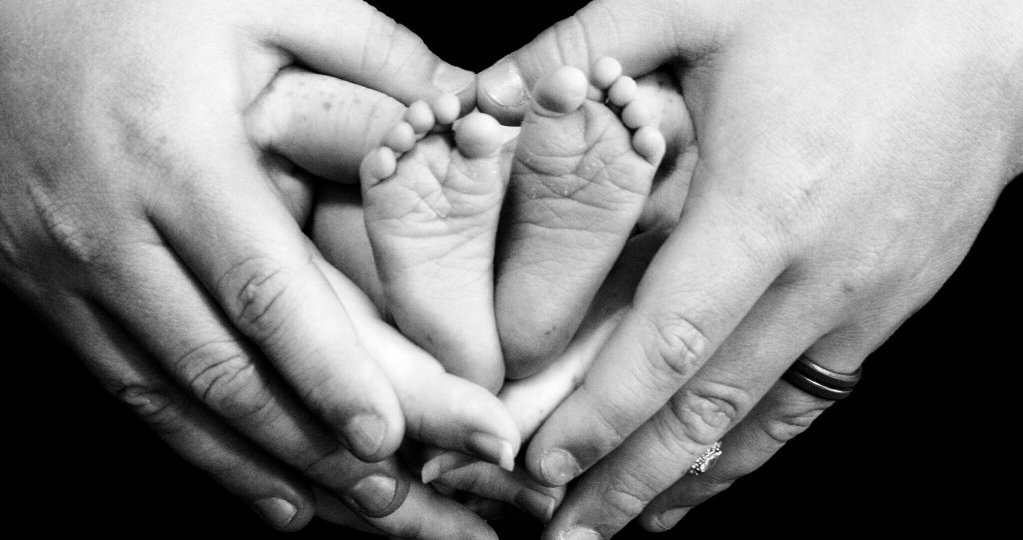 dad-moms-hands-around-a-newborns-feet_t20_OoEZXy
